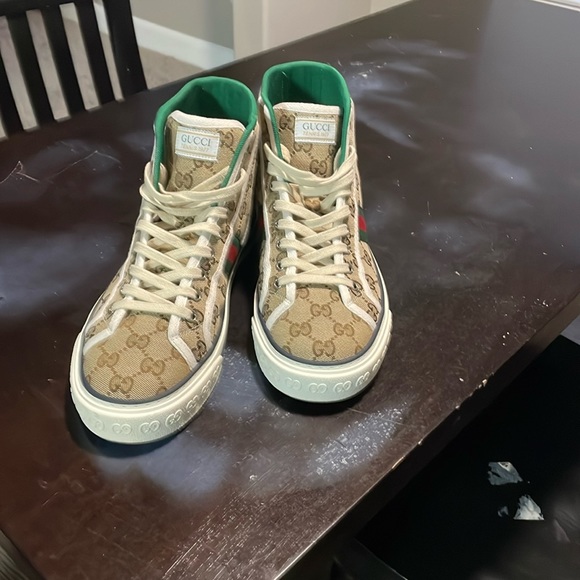 New Gucci shoes only worn one time.One shoe has mark inside but doesn’t show.
